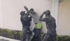Video | Tres policías le dan una brutal golpiza a un hombre y hasta le tiraron un tiro
