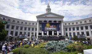 Los Nuggets celebran 1er título de la NBA con desfile en las principales calles de Denver
