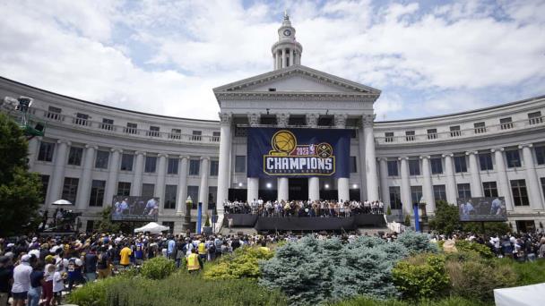 Los Nuggets celebran 1er título de la NBA con desfile en las principales calles de Denver