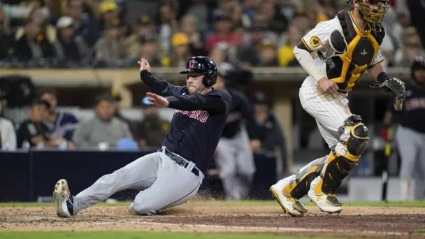 Ramírez pega 3 hits; Fry consigue su 1er jonrón; Guardianes evitan barrida ante Padres
