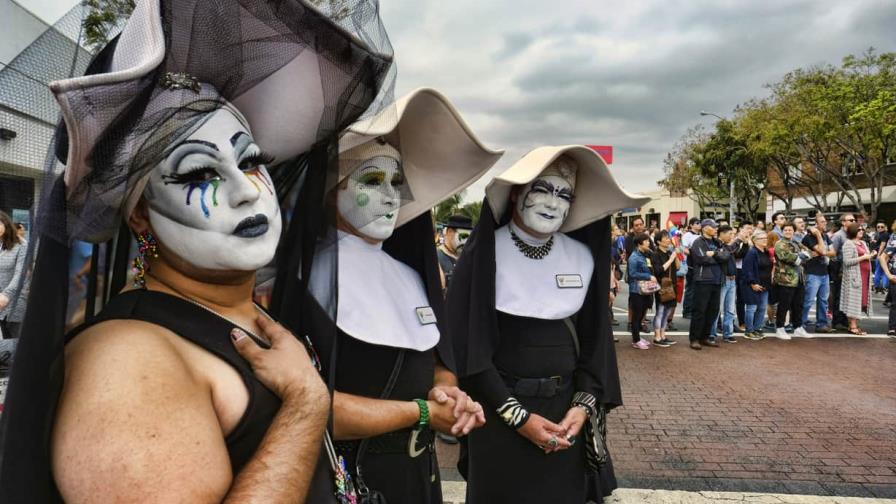 Monja elogia a Dodgers en polémica de Noche del Orgullo Gay; algunos arzobispos dicen blasfemia