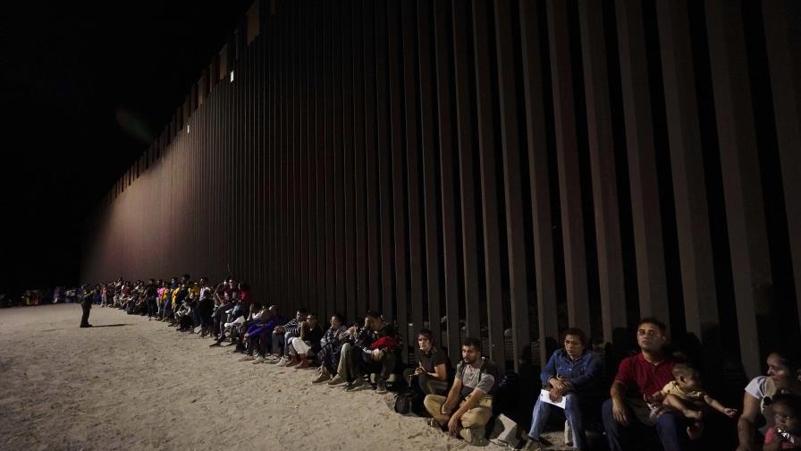 Detenciones de migrantes en la frontera sur de EE.UU. se desploman a niveles de 2021