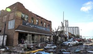 Reinician limpieza tras paso de tornados en Texas y Florida