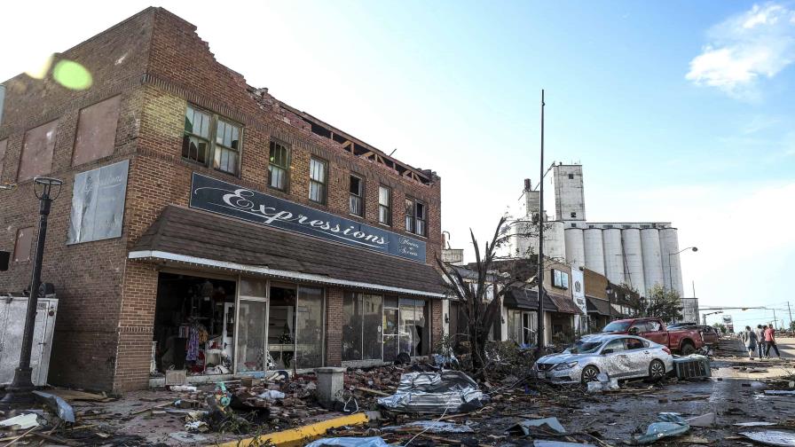 Reinician limpieza tras paso de tornados en Texas y Florida