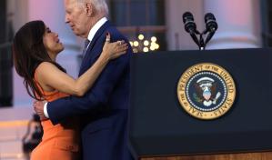 El incómodo abrazo entre Eva Longoria y Biden durante proyección de “Flamin’ Hot” en la Casa Blanca