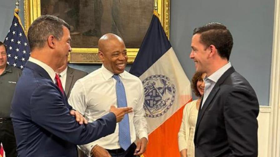 Alcalde de NY Eric Adams e Ydanis Rodríguez reciben a Hugo Beras 