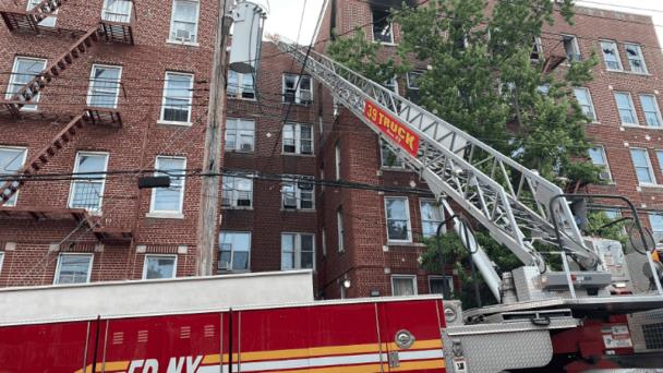 Un dominicano y su esposa mueren en un incendio de tres alarmas en El Bronx