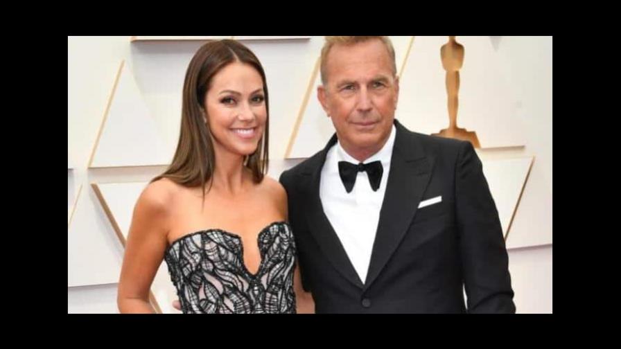 Esposa de Kevin Costner se niega a irse de casa y le pone orden de restricción al actor