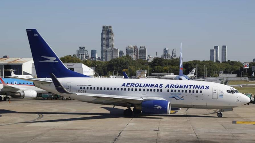 Azafata argentina es acusada de amenazar con bombas un vuelo para vengarse de su ex