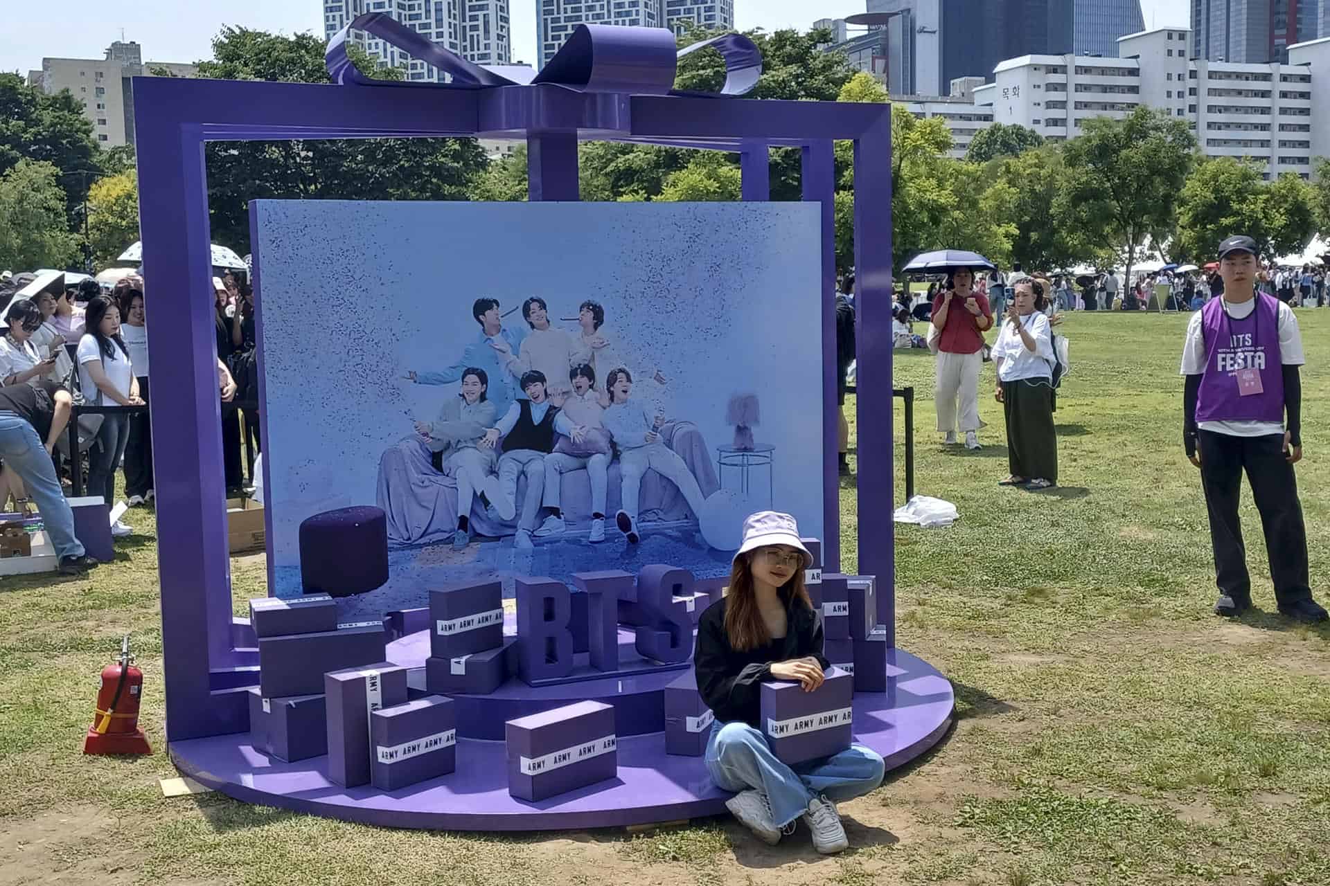 Seguidores del grupo BTS concentrados en el parque del río Han de Yeouido, en Seúl (Corea del Sur) para celebrar el décimo cumpleaños de la banda. .