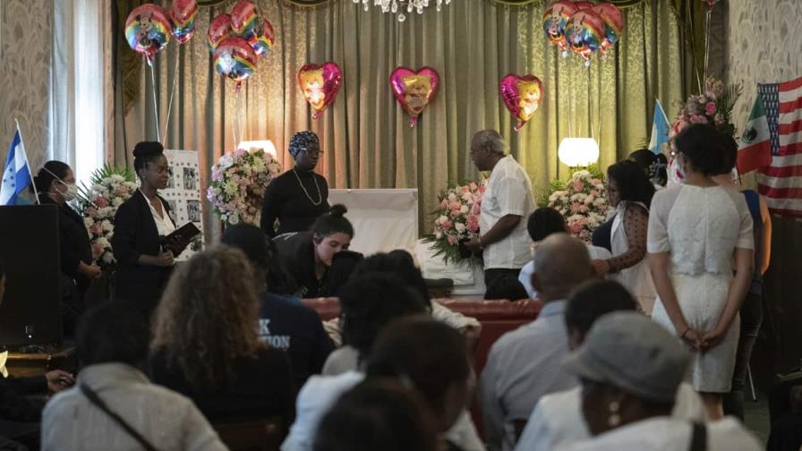 Globos, lágrimas y abrazos en el funeral de la niña fallecida bajo custodia de la Patrulla Fronteriza