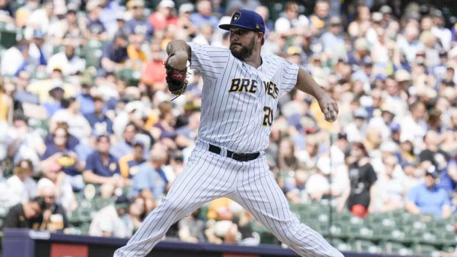 Miley regresa tras lesión y Cerveceros blanquean 5-0 a Piratas