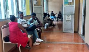 Acostar dos pacientes por cama es “algo viejo” en maternidad de Higüey, según el CMD