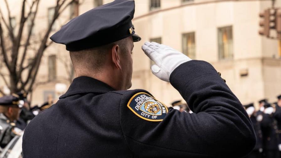 Anuncian aumento salarial para más de 32,000 policías, bomberos y otros uniformados de NY