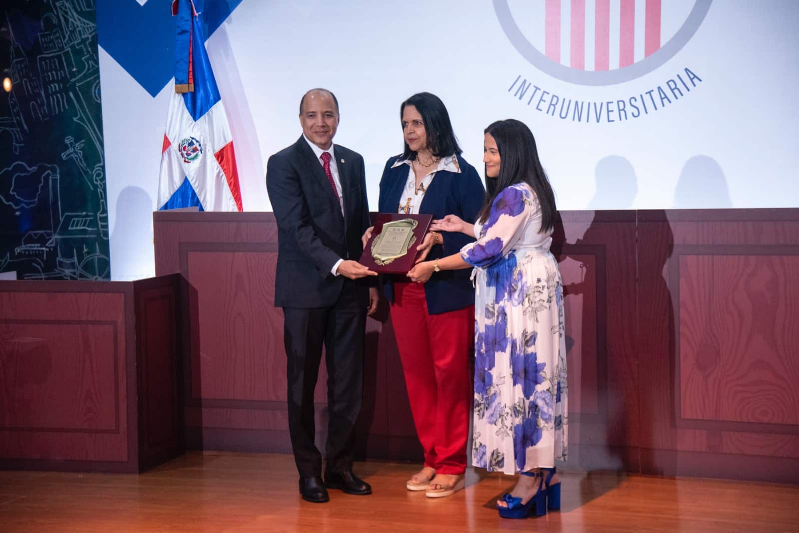 Minou Tavárez Mirabal recibe reconocimiento póstumo a su madre, Minerva Mirabal. 