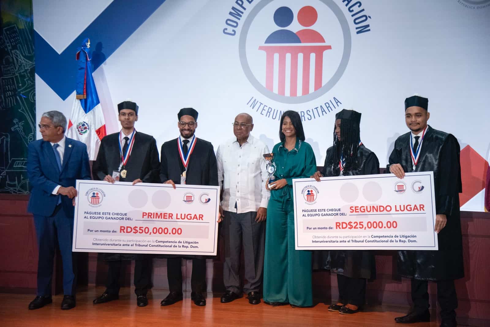 Estudiantes de Unibe y UCE recibe premios por ganar Competencia de Litigación Interuniversitaria. 