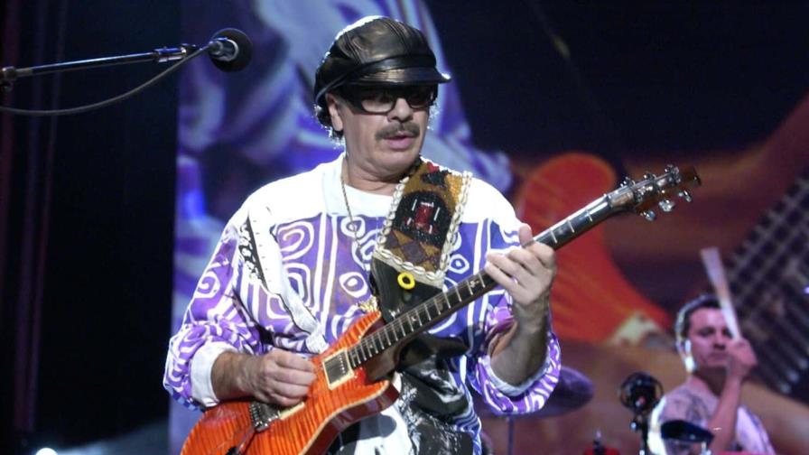 Carlos Santana sube al escenario tras el estreno de un documental sobre su trayectoria