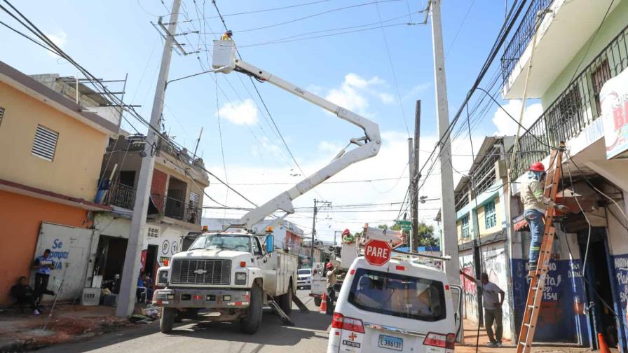 Edeeste desarrolla proyecto eléctrico para mejorar servicio en mercado de Los Mina