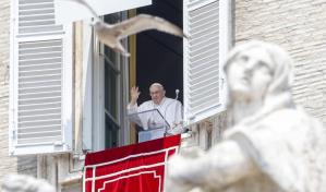 El papa Francisco reaparece ante los fieles tras su operación y agradece “de corazón” el afecto