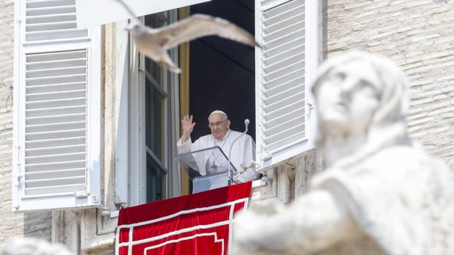 El papa Francisco reaparece ante los fieles tras su operación y agradece “de corazón” el afecto