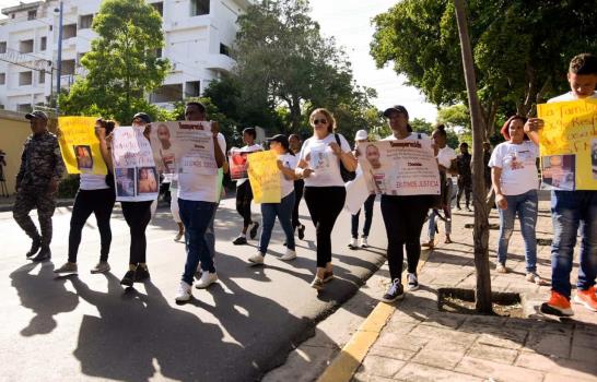 Familiares de personas desaparecidas exigen frente al Palacio Nacional aprobar proyecto alerta Amber