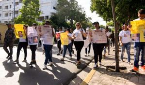 Familiares de personas desaparecidas exigen frente al Palacio Nacional aprobar proyecto alerta Amber