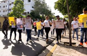 Familiares de personas desaparecidas exigen frente al Palacio Nacional aprobar proyecto alerta Amber
