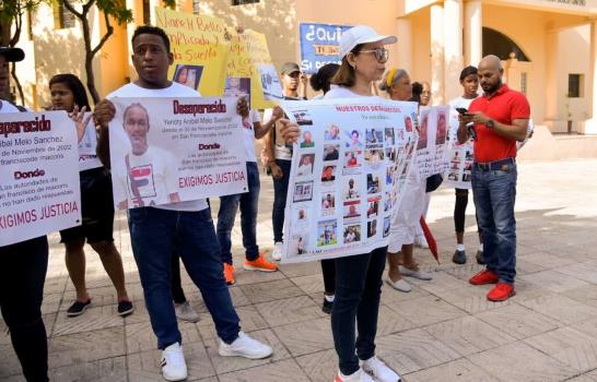 Familiares de personas desaparecidas exigen frente al Palacio Nacional aprobar proyecto alerta Amber
