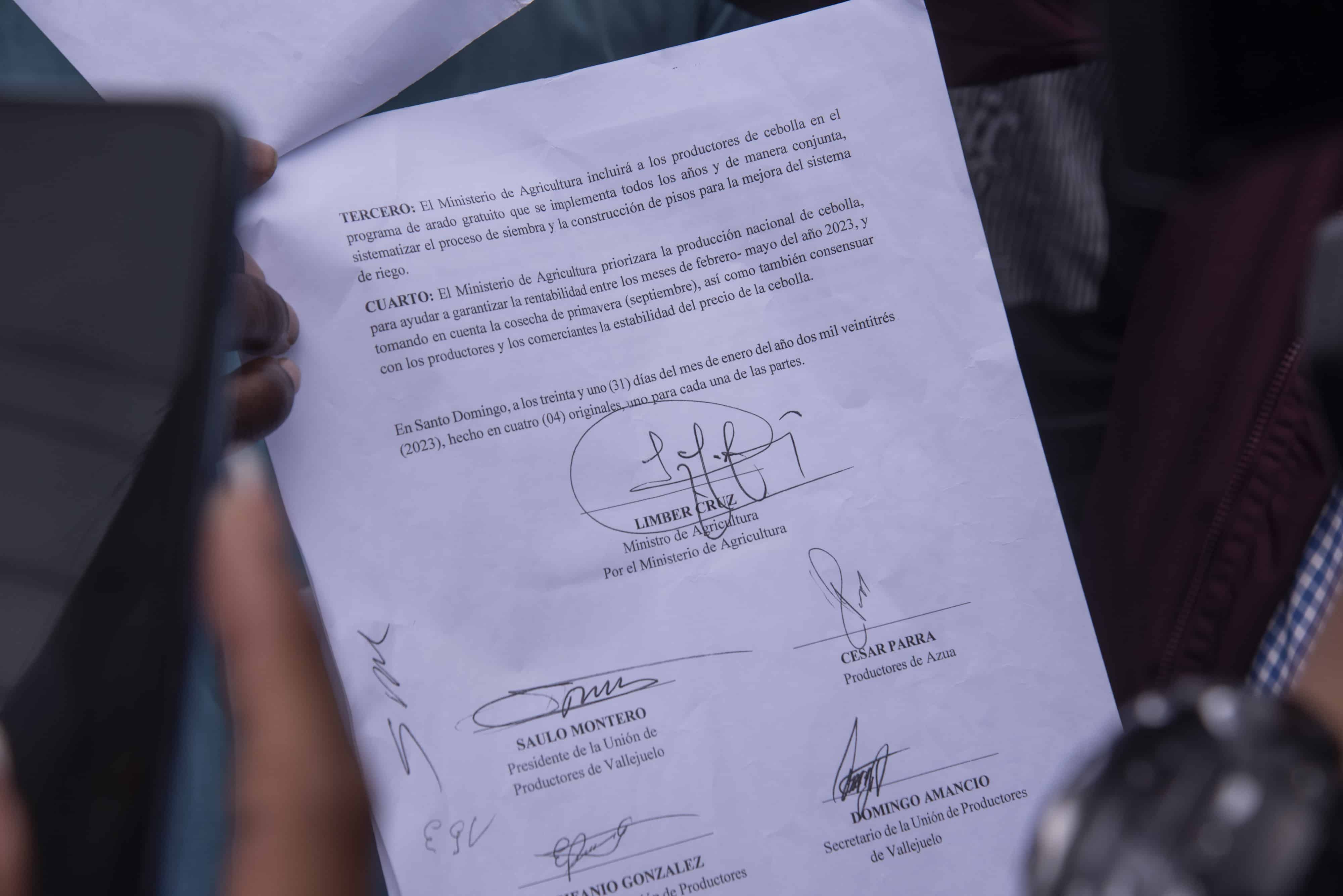 Imagen del acuerdo con los productores de cebolla, en el que se muestran las rúbricas de Limber Cruz y de los representantes de los gremios de la región Sur.