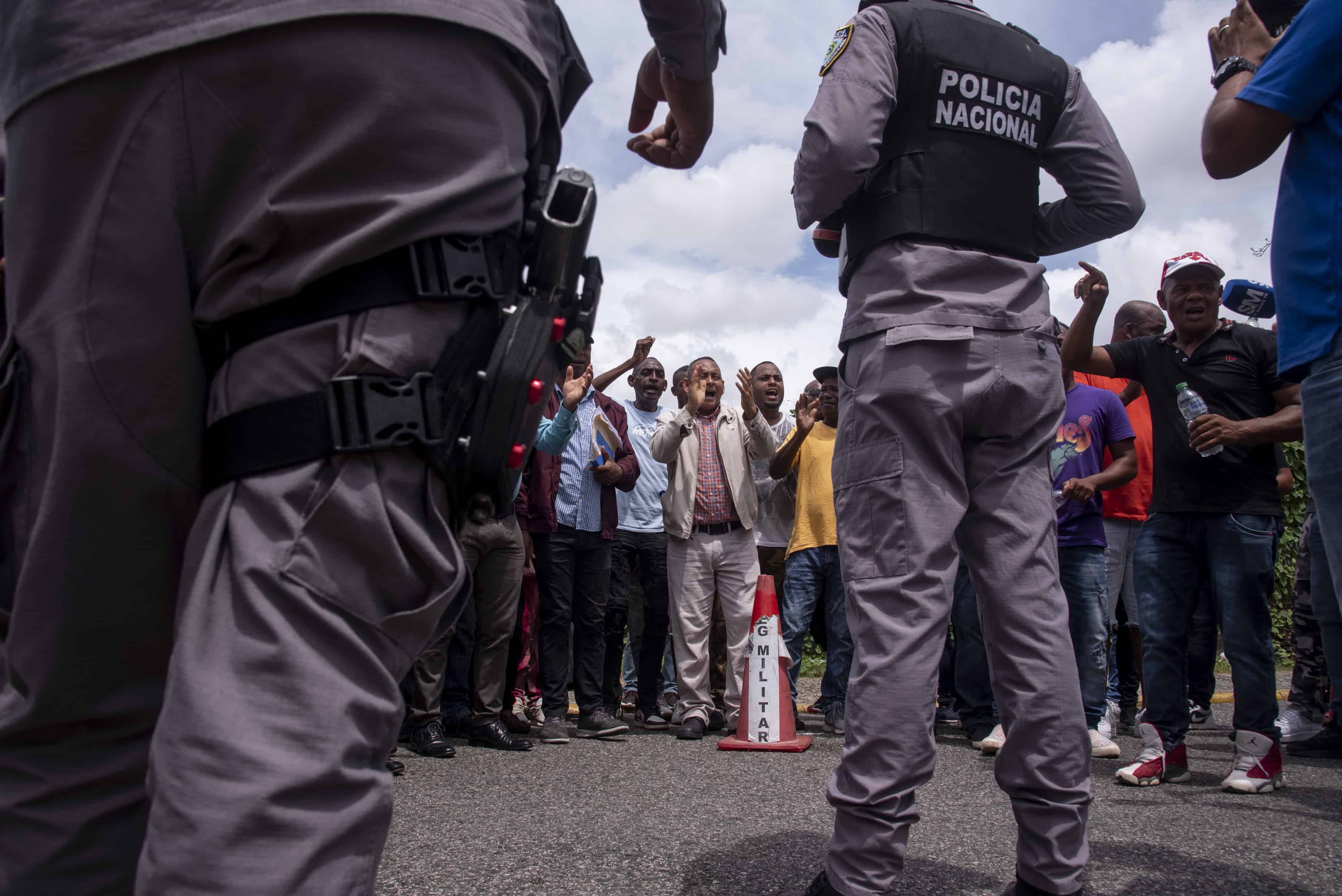 Miembros de la Policía Nacional mantenían la distancia entre los manifestantes y la entrada a la sede del Ministerio de Agricultura.