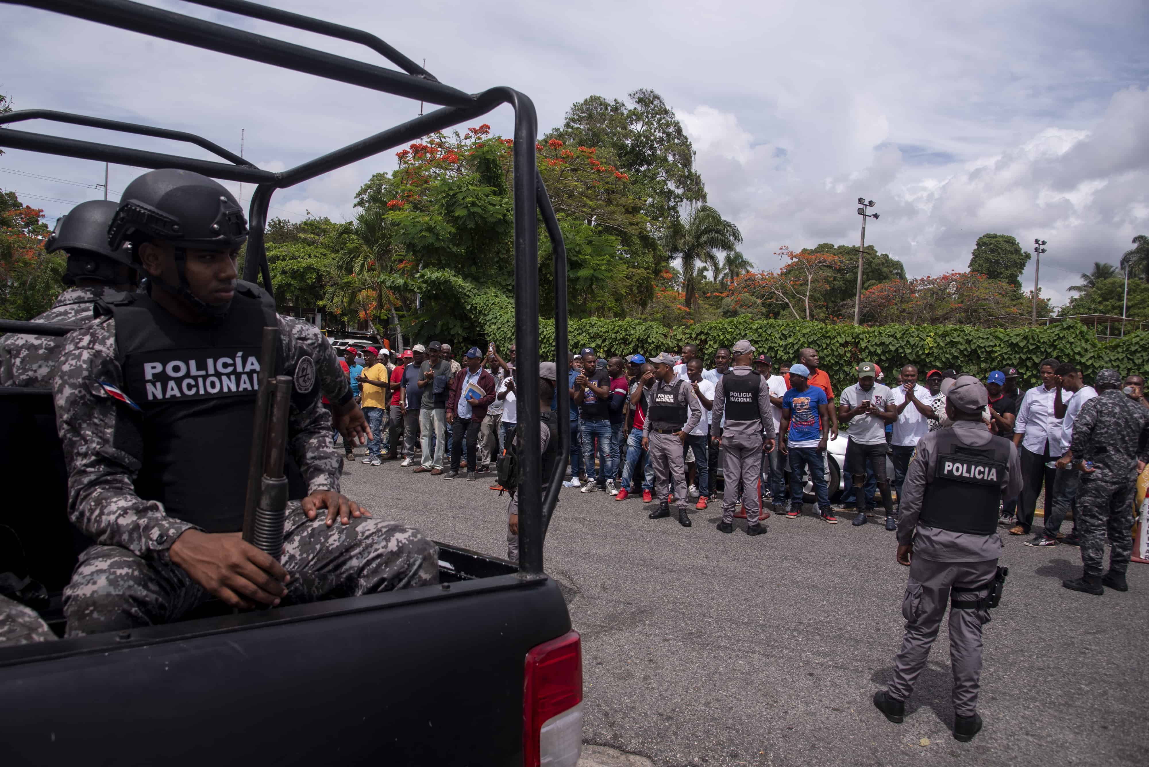 Miembros de la Policía Nacional se observaron rodeando a los manifestantes, frente al Ministerio de Agricultura.