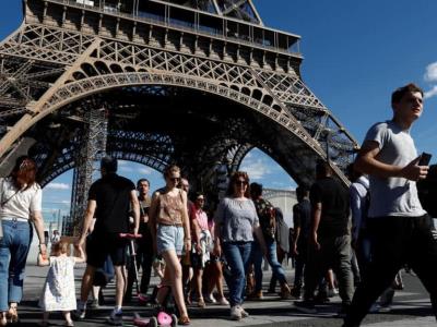 Lanzan plan para luchar contra exceso de turistas en Francia