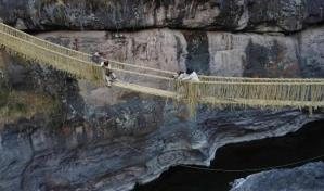 Perú: el rito que revive el último puente de sogas inca en el mundo