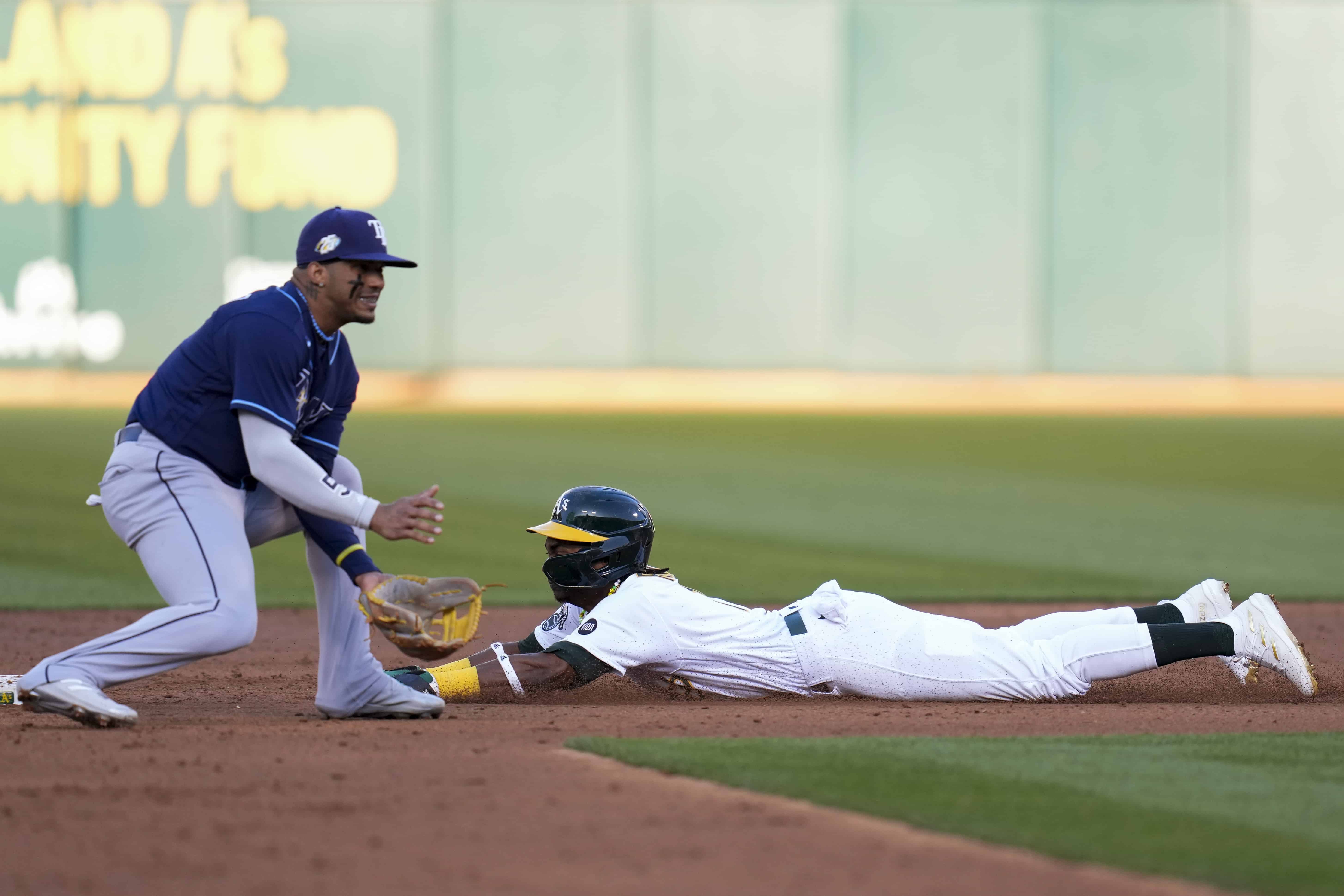 Esteury Ruiz, de los Atléticos de Oakland, roba la segunda base junto al campocorto de los Rays de Tampa Bay, Wander Franco, durante la tercera entrada de un partido de béisbol en Oakland, California, el miércoles 14 de junio de 2023.