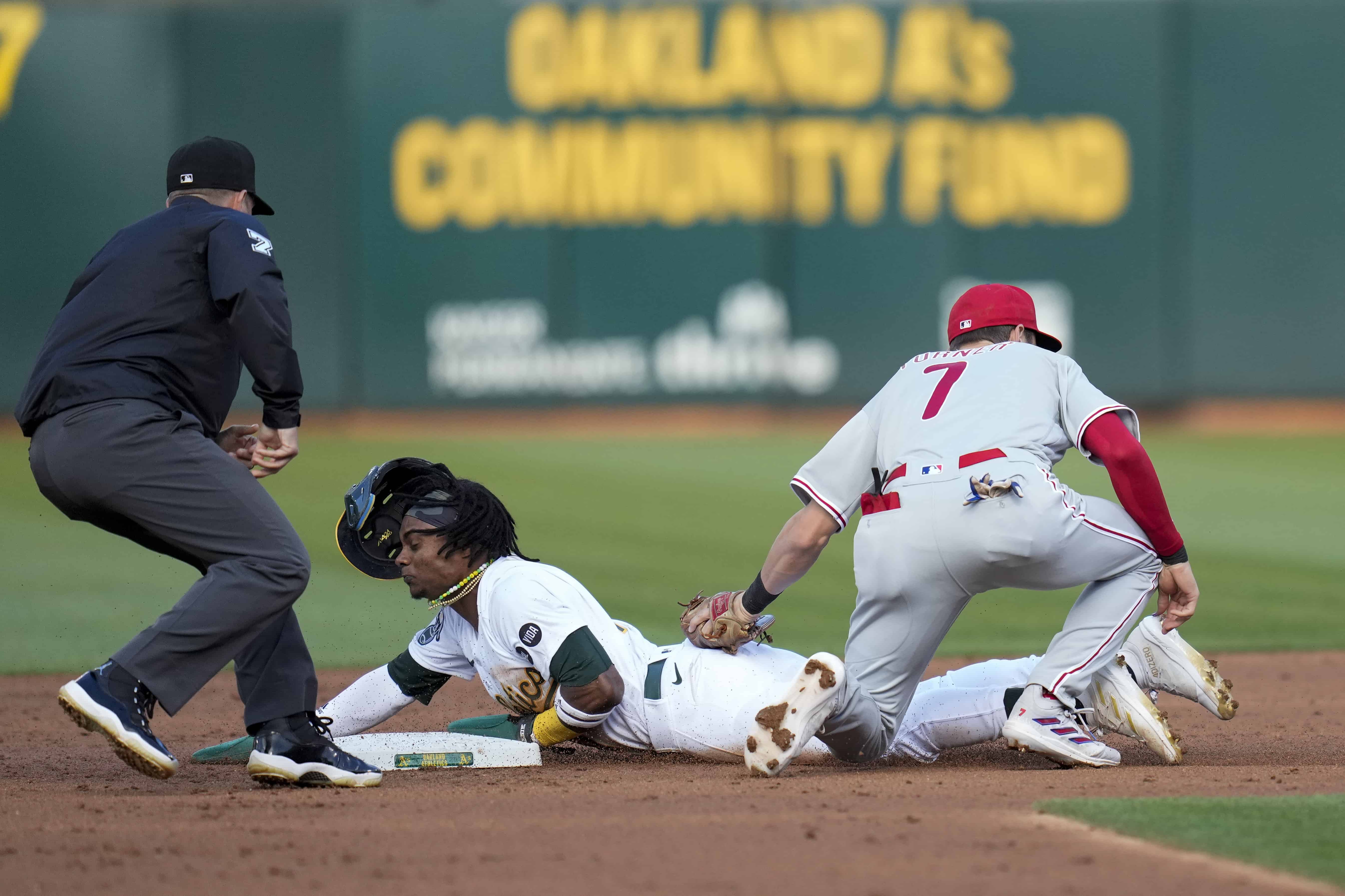 Esteury Ruiz, de los Atléticos de Oakland, roba la segunda base junto al campocorto de los Filis de Filadelfia, Trea Turner, a la derecha, durante la tercera entrada de un partido de béisbol en Oakland, California, el viernes 16 de junio de 2023.