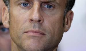 Macron se bebe una botella de Corona de un trago y genera polémica