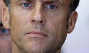 Macron se bebe una botella de Corona de un trago y genera polémica