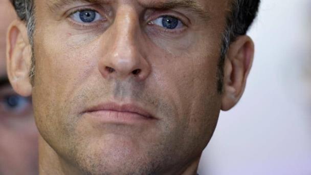 Macron se bebe una botella de Corona de un trago y genera polémica