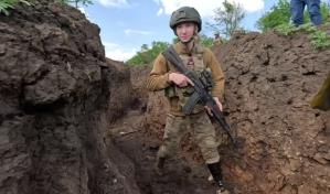 Soldado ucraniano regresa al frente con prótesis tras perder una pierna en combate