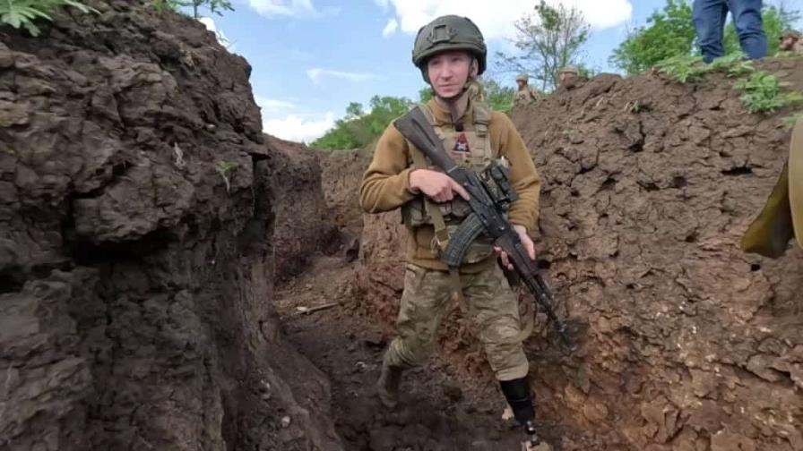 Soldado ucraniano regresa al frente con prótesis tras perder una pierna en combate