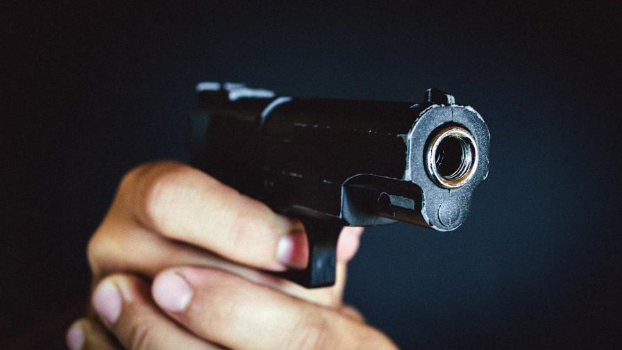 Desconocidos matan a tiros a un joven y hieren a otro en La Romana