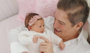 Iván Ruiz padre por quinta vez; presenta a su hija Larimar