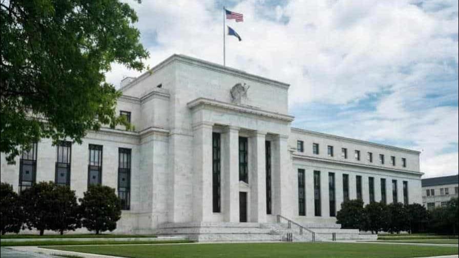 La Fed se mantiene firme y deja los tipos sin cambios en su rango del 4.25 % al 4.5 % La Fed se mantiene firme y deja los tipos sin cambios en su rango del 4.25 % al 4.5 %