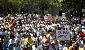 Marchan en Colombia para exigir el retiro de reformas impulsadas por el presidente Petro