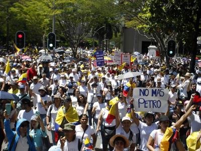 Marchan para exigir retiro de reformas de Gustavo Petro