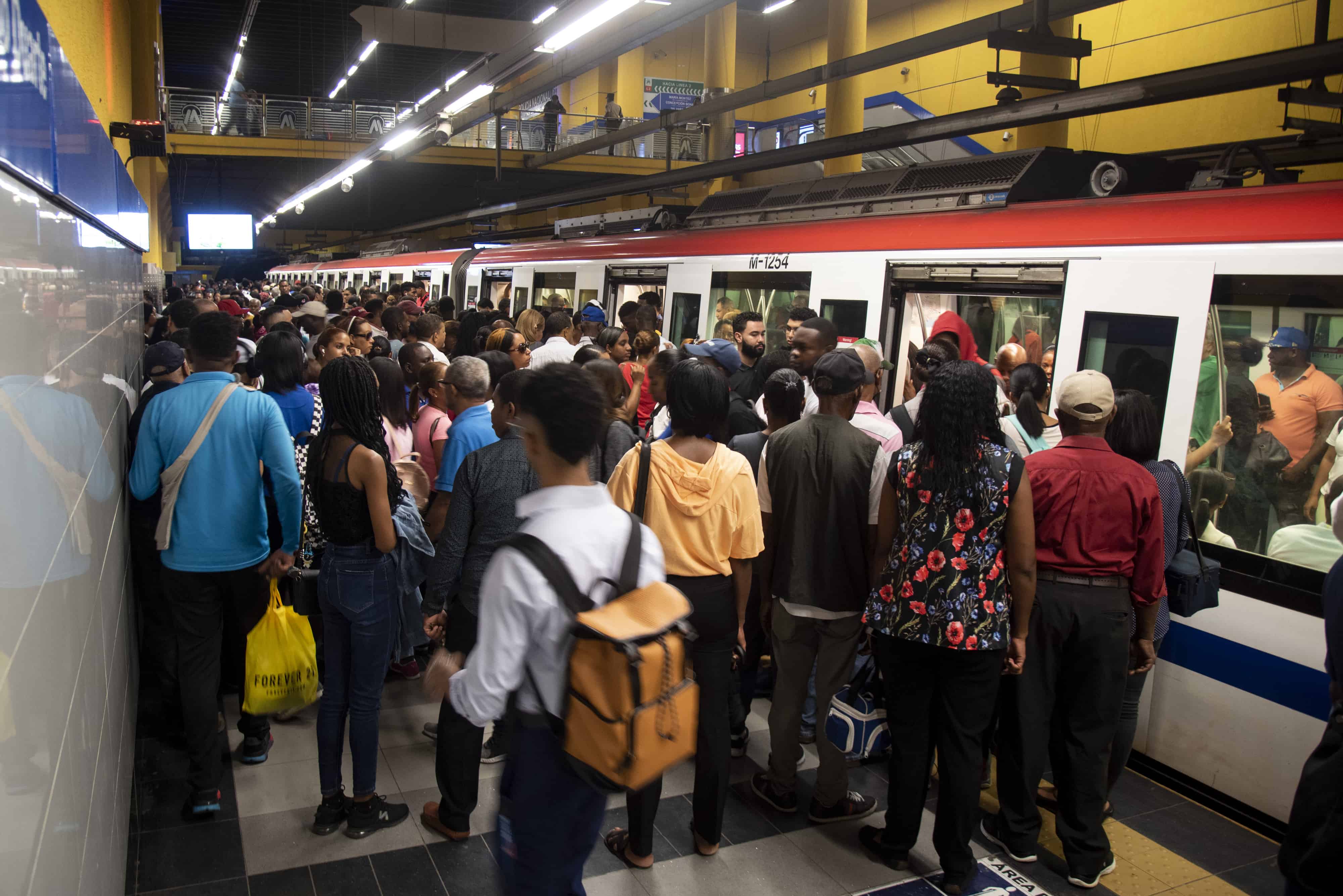 Los pasajeros abordaron el sistema como todos los días