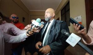 Se reservan fallo en juicio a exfuncionario edilicio de Santiago por alegada estafa millonaria