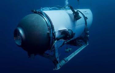 Un buque, drones acuáticos y aviones buscan el submarino turístico que iba al Titanic