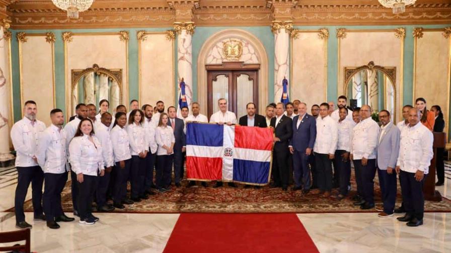 Presidente Abinader entrega la bandera nacional a delegación de San Salvador 2023