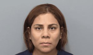 Acusan de homicidio a mujer que dejó sola a su hija para irse de vacaciones a Puerto Rico